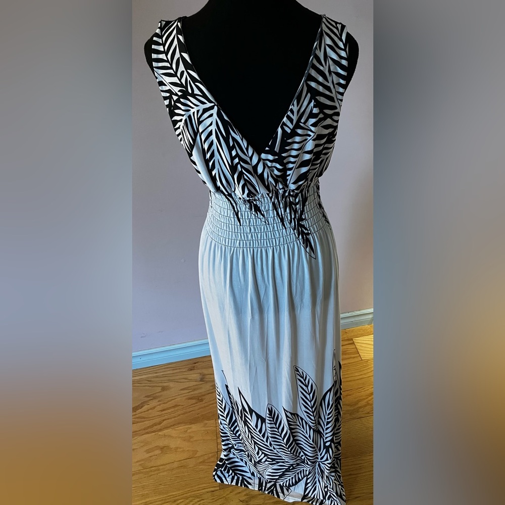BNWT Beautiful Flowy B&W Maxi Dress size L - Picture 8 of 15